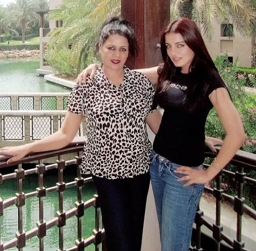 Celina Jaitly con su madre