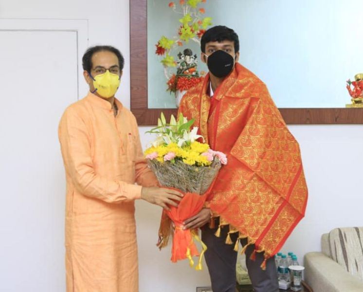 Chirag Shetty siendo felicitado por Uddhav Thackeray