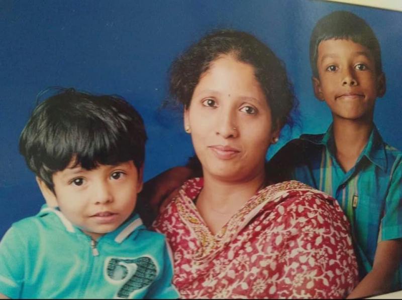 Foto de la infancia de Chirag Shetty (derecha) con su madre (centro) y su hermana (izquierda).