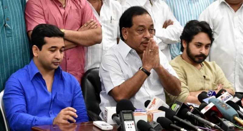 El l&iacute;der del Congreso Narayan Rane con sus hijos Nitesh y Nilesh durante una conferencia de prensa en Mumbai