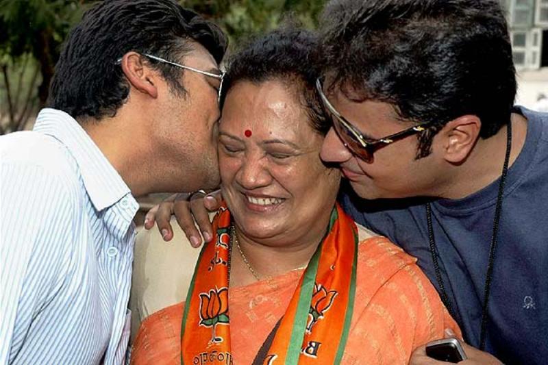 Darshana Jardosh es recibida por sus hijos despu&eacute;s de su victoria en las elecciones de Lok Sabha, en Surat.