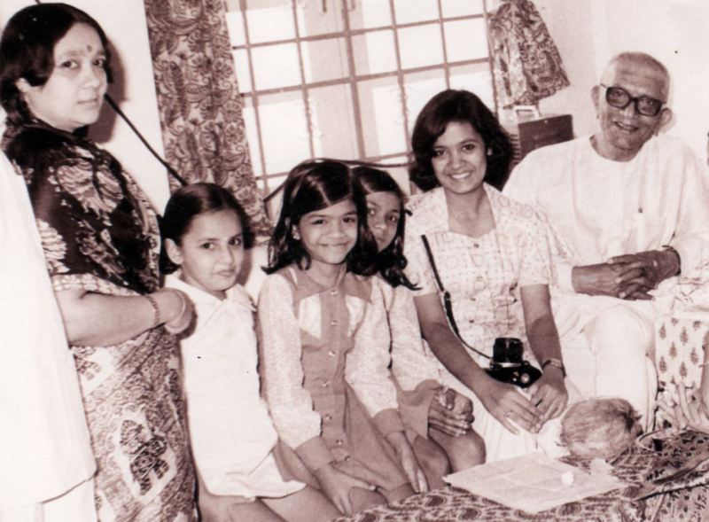 Darshana Jardosh (segundo desde la derecha) conoci&oacute; al ex primer ministro Morarji Desai (extrema derecha) en su cumplea&ntilde;os en 1977