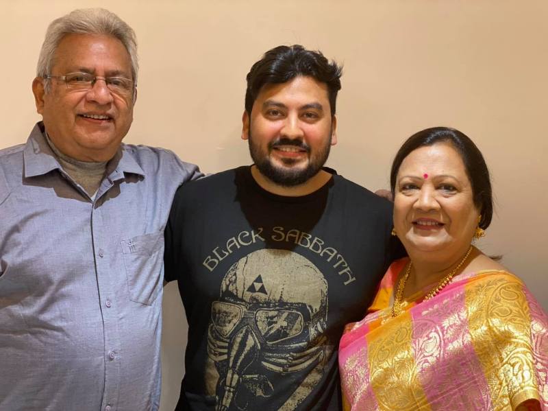 Darshana Jardosh con su esposo y uno de sus hijos Pranay