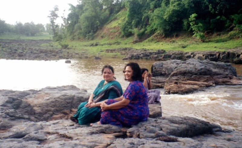 Darshana Jardosh (con vestido azul) con su madre
