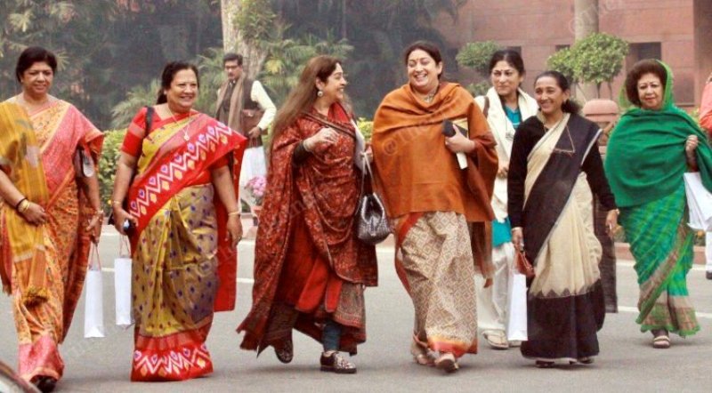 Darshana Jardosh con otras diputadas del Partido Bharatiya Janata