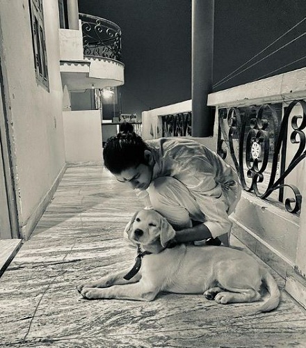 Divyansh Singh Panwar con su perro mascota