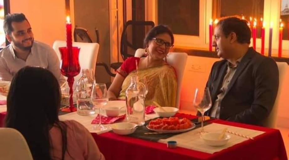 Dr Vikas Divyakirti durante una fiesta