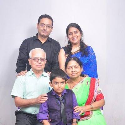 El Dr. Vikas Divyakirti con sus padres, esposa e hijo
