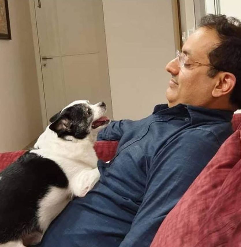 El Dr. Vikas Divyakirti con su perro mascota