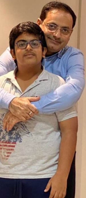 Dr Vikas Divyakirti con su hijo