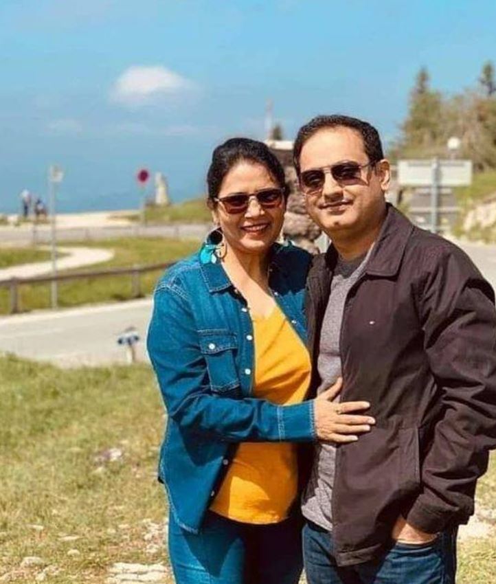 Dr Vikas Divyakirti con su esposa