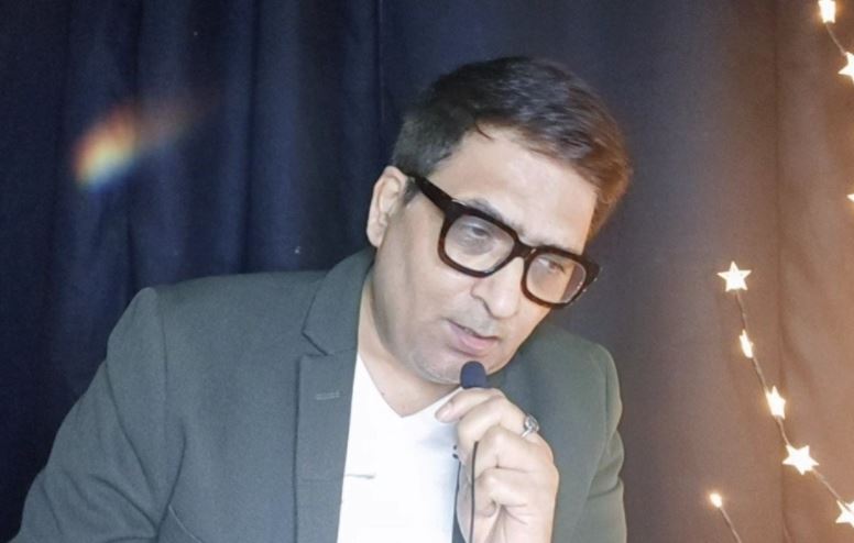 Dr. Navneet Kalra durante un evento
