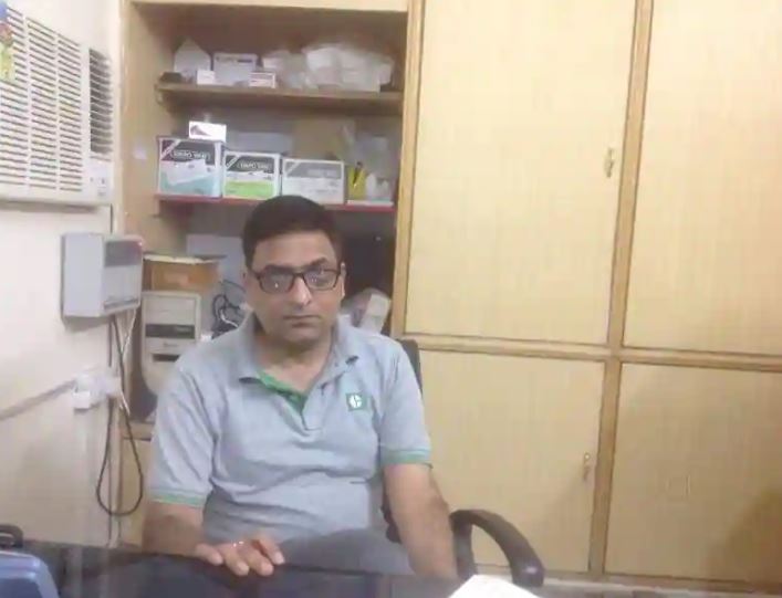 Dr. Navneet Kalra en su cl&iacute;nica