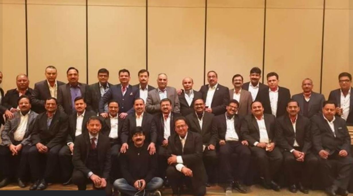 Dr. Navneet Kalra con su lote de KGMU