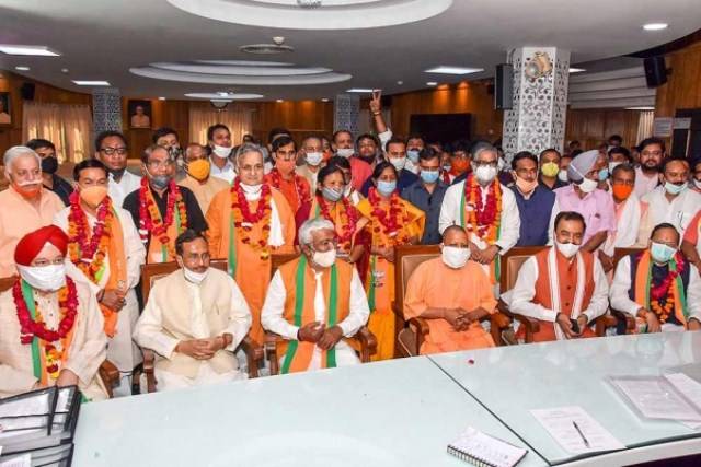 Hardeep Singh Puri (extremo izquierdo en la primera fila) después de presentar su nominación para las elecciones de Rajya Sabha de 2020