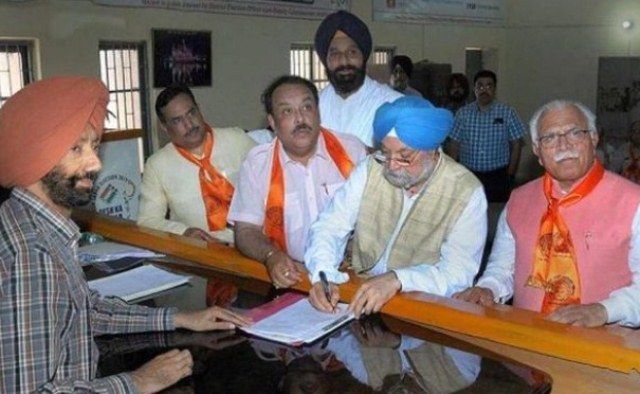 Hardeep Singh Puri presenta sus nominaciones para las elecciones generales de 2019 de la circunscripción de Amritsar