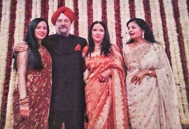 Hardeep Singh Puri con su esposa e hijas