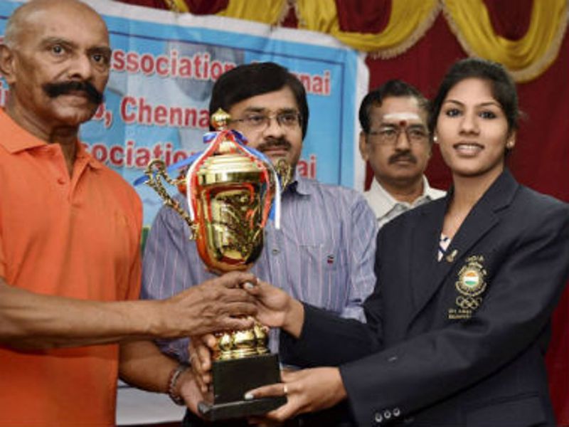 Indian Fencer CA Bhavani Devi mientras recib&iacute;a el trofeo despu&eacute;s de ganar la medalla de oro en 2017