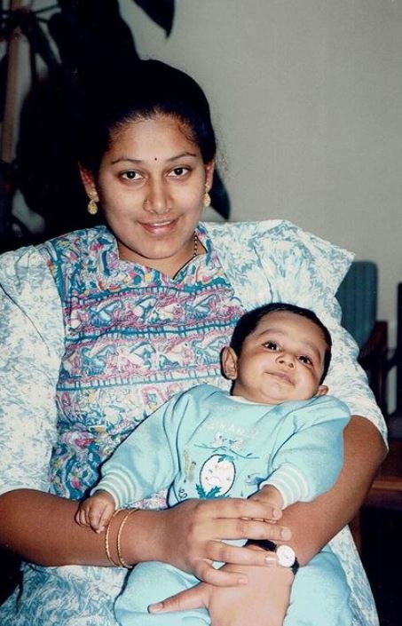 Justin Narayan en la infancia con su madre.