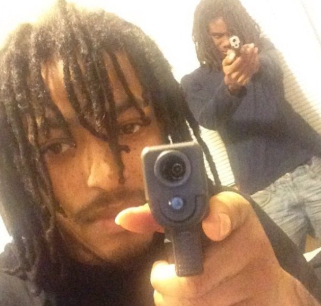 KTS Dre mostrando su arma en una imagen