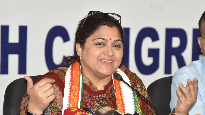 Khushbu Sundar mientras se dirig&iacute;a a los miembros del partido como portavoz del Congreso Nacional Indio.