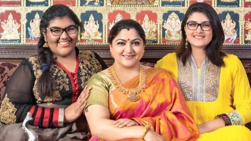 Khushbu Sundar con sus hijas Avanthika y Ananditha