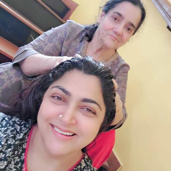 Khushbu Sundar con su madre Najma Khan