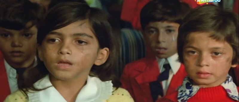 Khushbu (con vestido blanco y amarillo) en la canci&oacute;n Teri Hai Zameen Tera Aasman