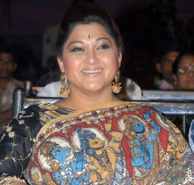 Khushbu con un sari en el que se imprimieron im&aacute;genes de dioses hind&uacute;es