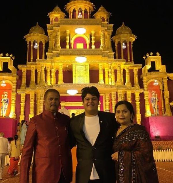 Luv Vispute con sus padres