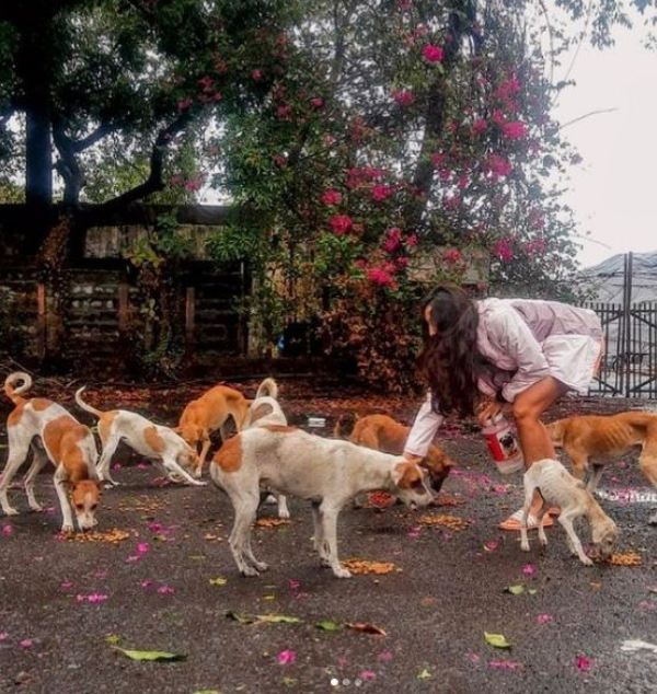 Maana Patel alimentando perros callejeros