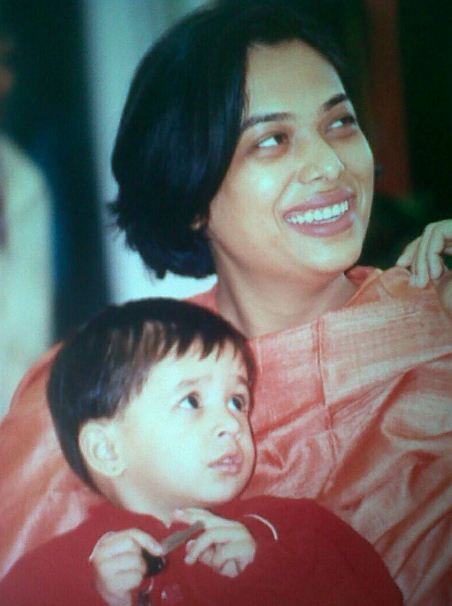 Foto de la infancia de Maana Patel con su madre