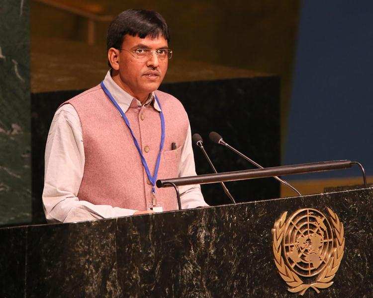 Mansukh Mandaviya dirigiéndose a un discurso en las Naciones Unidas