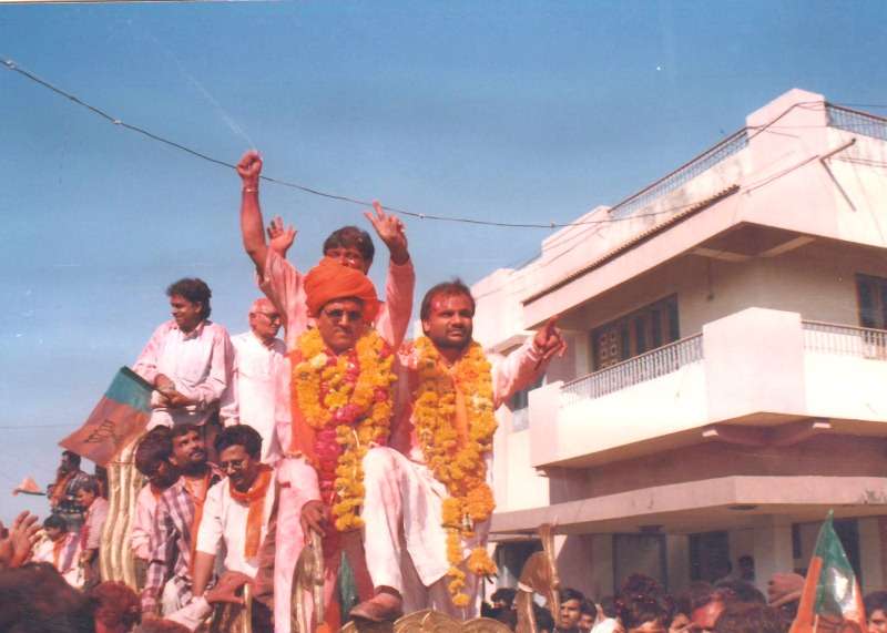 Mansukh Mandaviya después de ganar las elecciones a la Asamblea del Estado de Gujarat en 2002