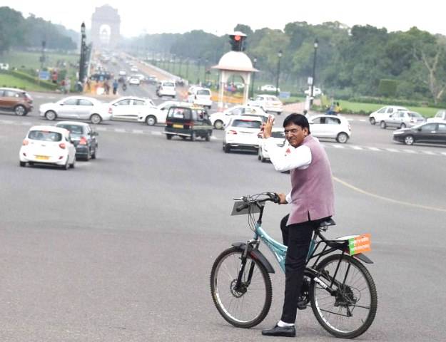 Mansukh Mandaviya en bicicleta al Parlamento para la ceremonia de juramento en 2016