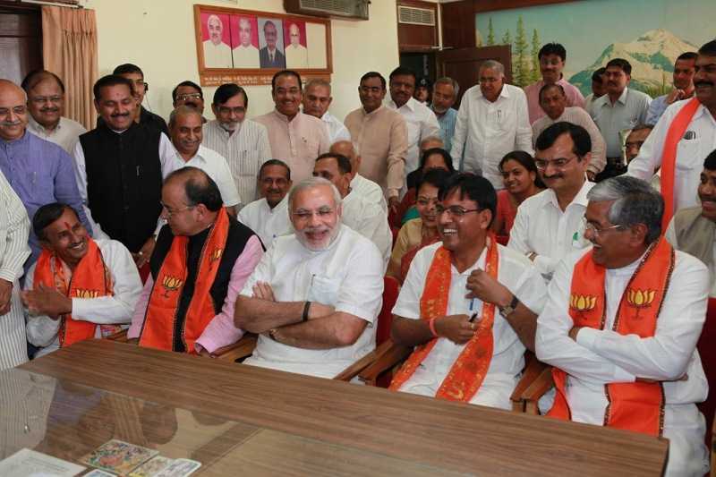 Mansukh Mandaviya con Narendra Modi y otros políticos después de convertirse en miembro de Rajya Sabha
