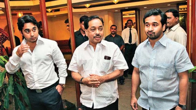 Narayan Rane con sus hijos Nilesh (extrema izquierda) y Nitesh (extrema derecha)