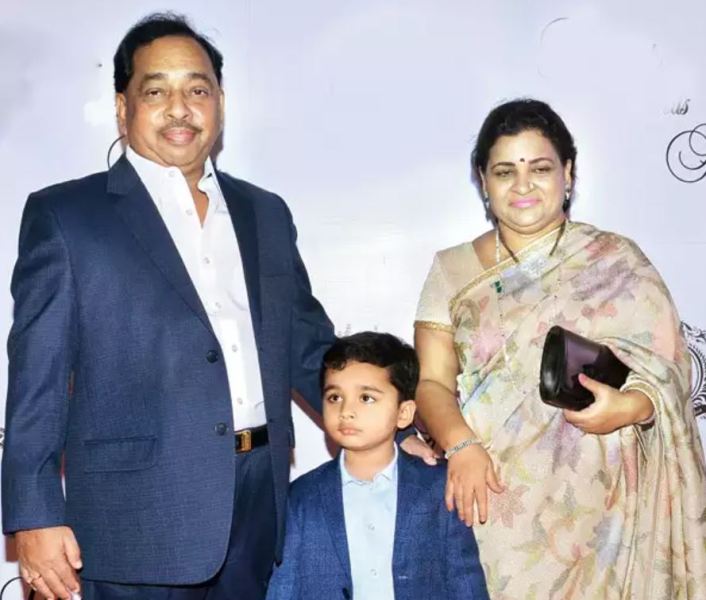 Narayan Rane con su esposa y su nieto
