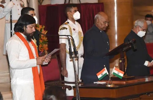 Nisith Pramanik con el presidente de India, Ram Nath Kovind, durante la ceremonia de juramento