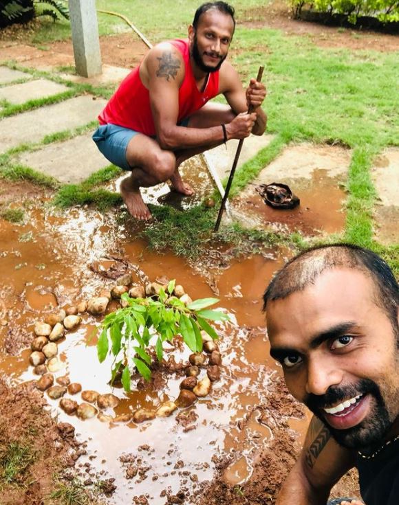 PR Sreejesh tomando una selfie mientras planta un &aacute;rbol