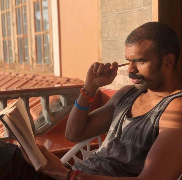 PR Sreejesh leyendo un libro