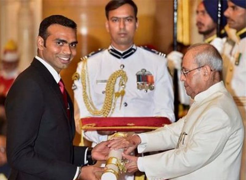 PR Sreejesh recibe el cuarto premio civil m&aacute;s alto de la India, Padma Shri, de manos del presidente de la India, Pranab Kumar Mukherjee