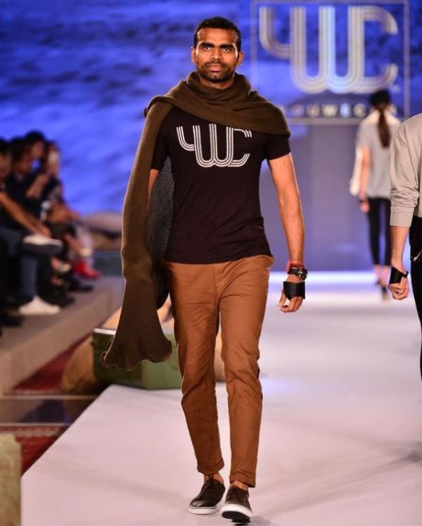 PR Sreejesh caminando por la pasarela