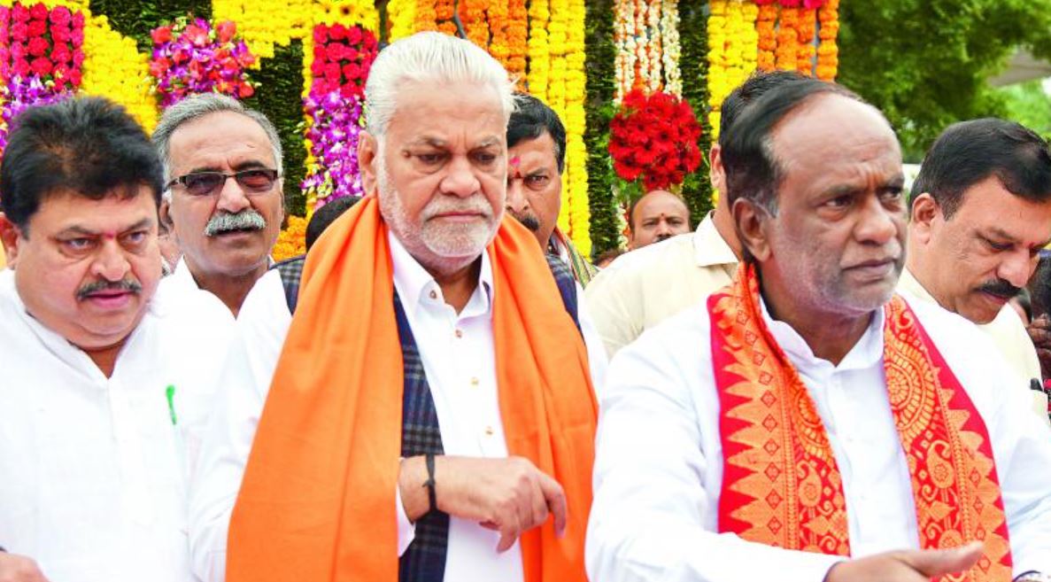 Parshottam Rupala mientras rinde homenaje a Sardar Patel en su aniversario de nacimiento