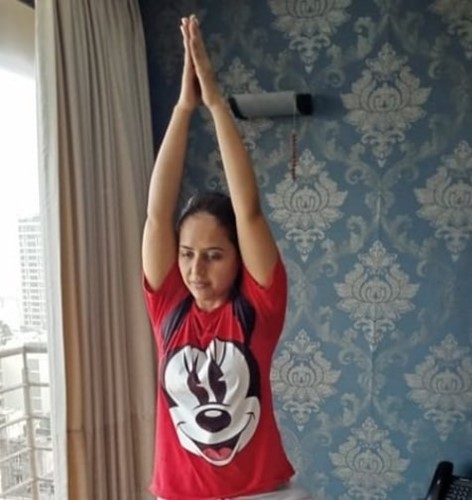 Pritam Munde practicando yoga