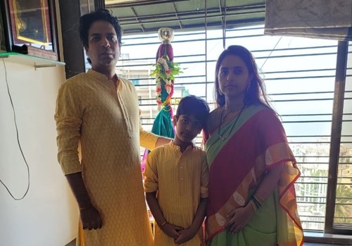 Pritam Munde con su esposo, Gaurav Khade, y su hijo, Agastya Khade