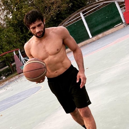 Ravi Kumar Dahiya jugando baloncesto