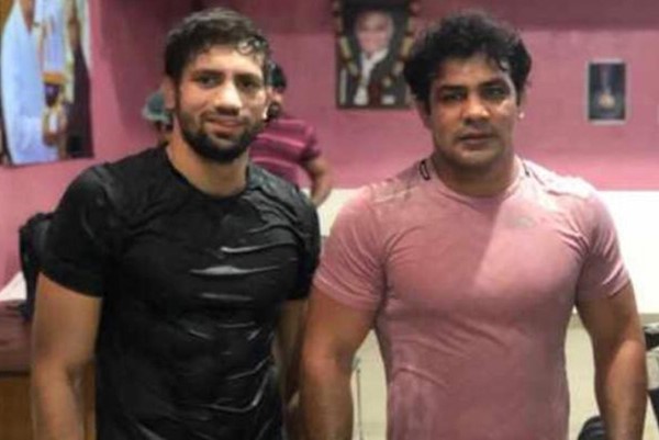 Ravi Kumar Dahiya posando con Sushil Kumar