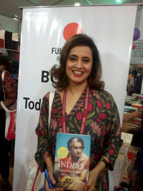 Sagarika Ghose con su libro 'Indira: la primera ministra más poderosa de la India'