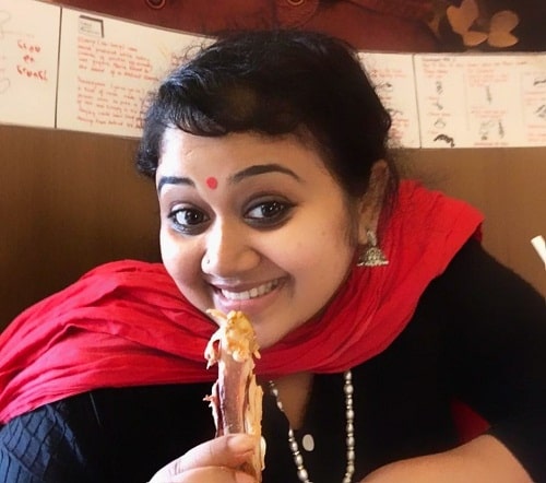 Saranya Sasi en un restaurante